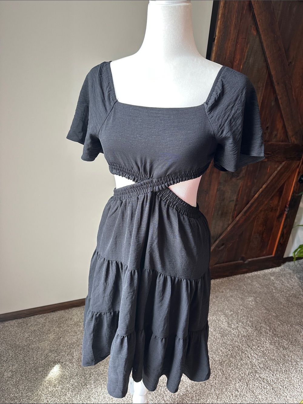 NWT Arshiner Women’s Black Tiered Midi Dress with Cutout XSmall